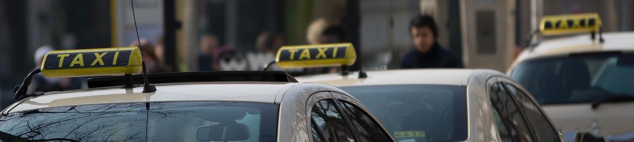Schilder mit der Aufschrift Taxi auf Fahrzeugen