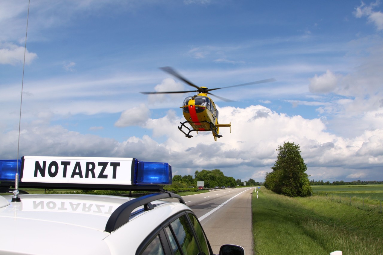 Rettungsdienst mit Notarzt und Rettungshubschrauber im Einsatz