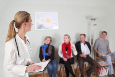 Ärztin im Wartezimmer mit Patienten