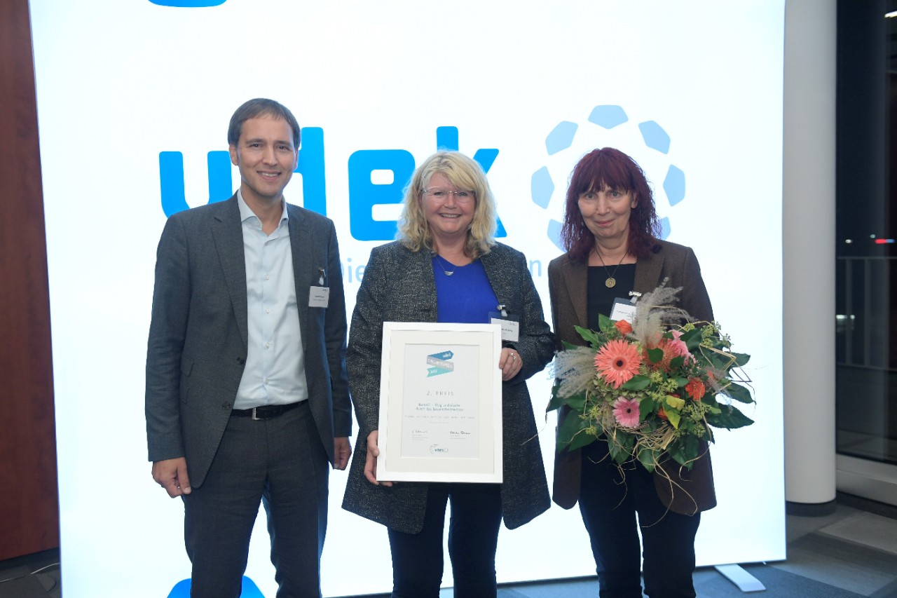 Ein Mann und zwei Frauen bei der Preisverleihung