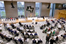 Abgeordnete sitzen im Plenarsaal