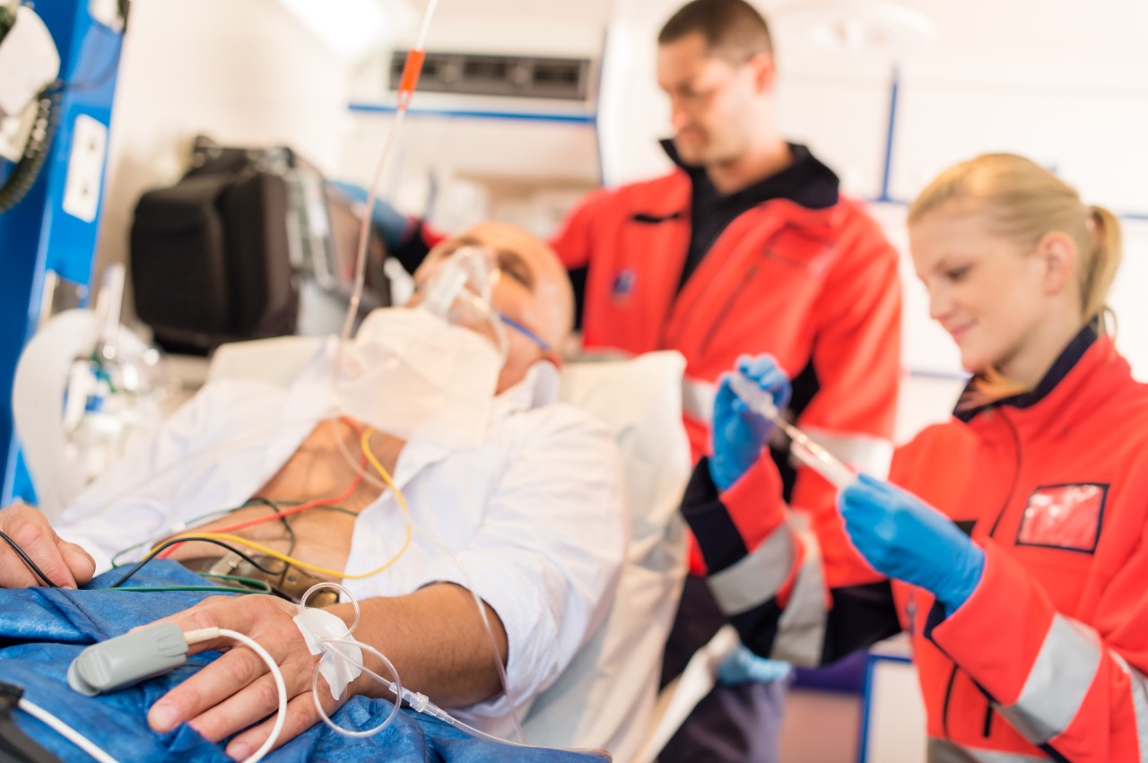 Rettungsdsanitäter kümmern sich um einen Patienten Rettungsdsanitäter kümmern sich um einen Patienten