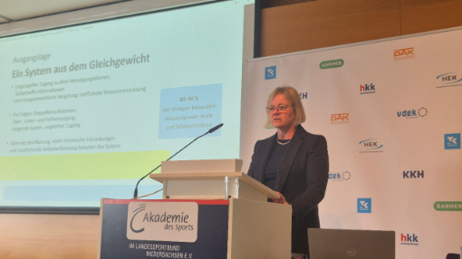 Eine Frau steht an einem Redenpult	