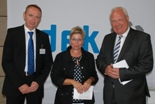 Eine Frau und zwei Männer vor dem Logo des vdek 