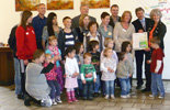 Erzieherinnen und Kinder mit Zertifizierungsurkunde