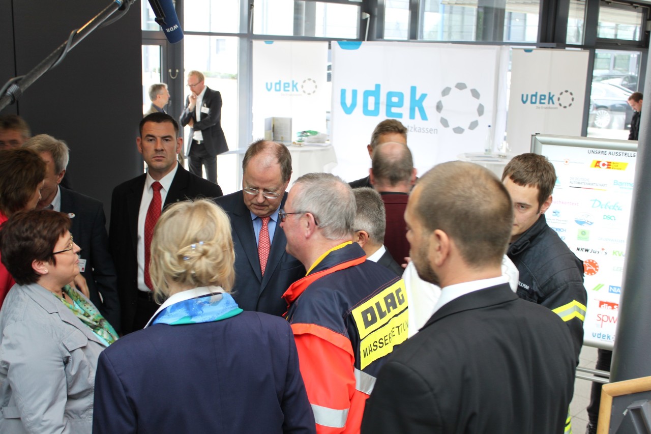 Peer Steinbr&uuml;ck auf dem Weg zum Info-Stand des vdek NRW