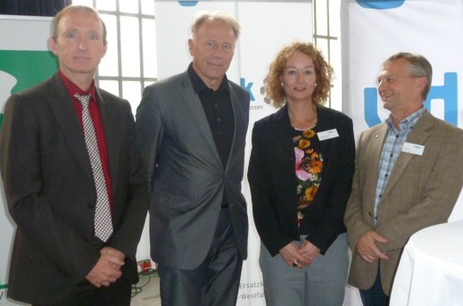 (v.l.n.r.): Andreas Hustadt (vdek), J&uuml;rgen Trittin (Fraktionsvorsitzender der Gr&uuml;nen im Bundestag(, Dr. Friederike M&uuml;ller-Friemauth  und Michael S&uuml;llwold (vdek)