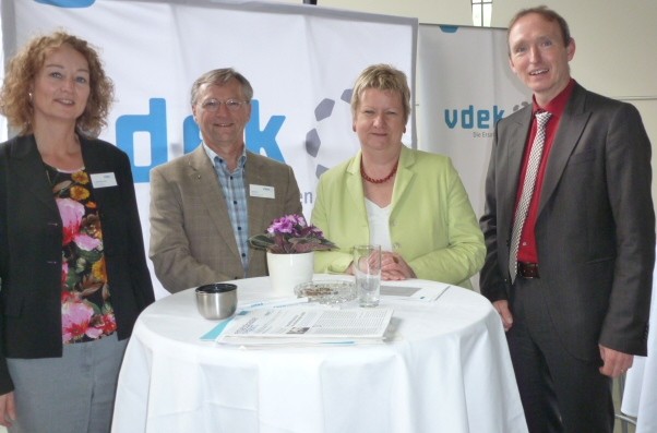 Stellv. Ministerpr&auml;sidentin Sylvia L&ouml;hrmann mit drei Mitarbeitern des vdek