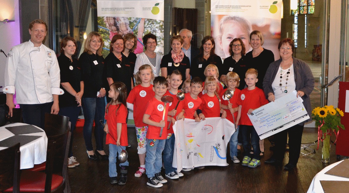 Bärbel Brünger vom vdek mit großer Gruppe Kinder und Erwachsenen von der Kita Bärbel Brünger vom vdek mit großer Gruppe Kinder und Erwachsenen von der Kita