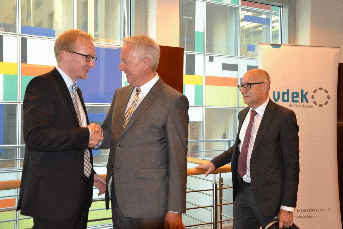 v.l.n.r.: Dirk Ruiss (vdek NRW) mit Bernhard Breker und Wilhelm Pauly von der KKH