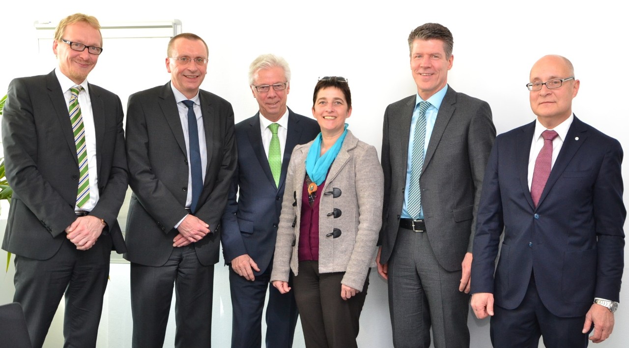NRW Gesundheitsministerin Barbara Steffens mit fünf Männern von den Ersatzkassen schauen in die Kamera