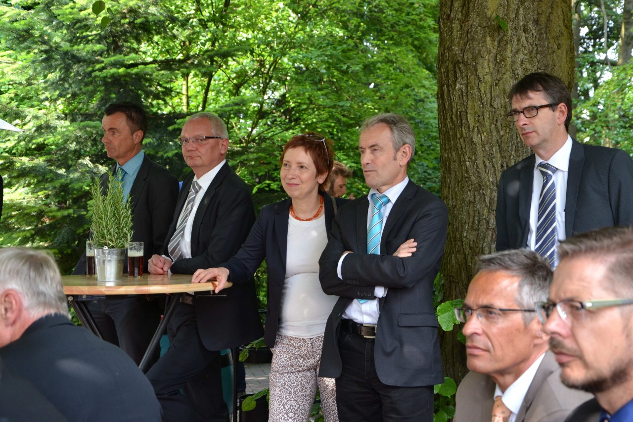 Herr Hamacher, Herr Vogelsang, Frau Grote, Herr Dr. Siebertz und Herr Dr. Langenberg an einem Stehtisch