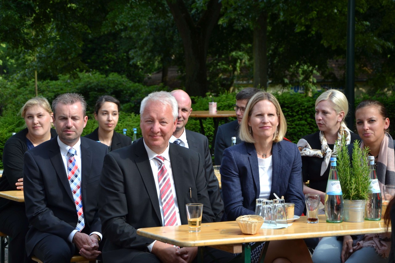 G&auml;ste der F&uuml;nfundzwanzigjahrfeier der vdek-Landesvertretung Nordrhein-Westfalen sitzen an Tischen
