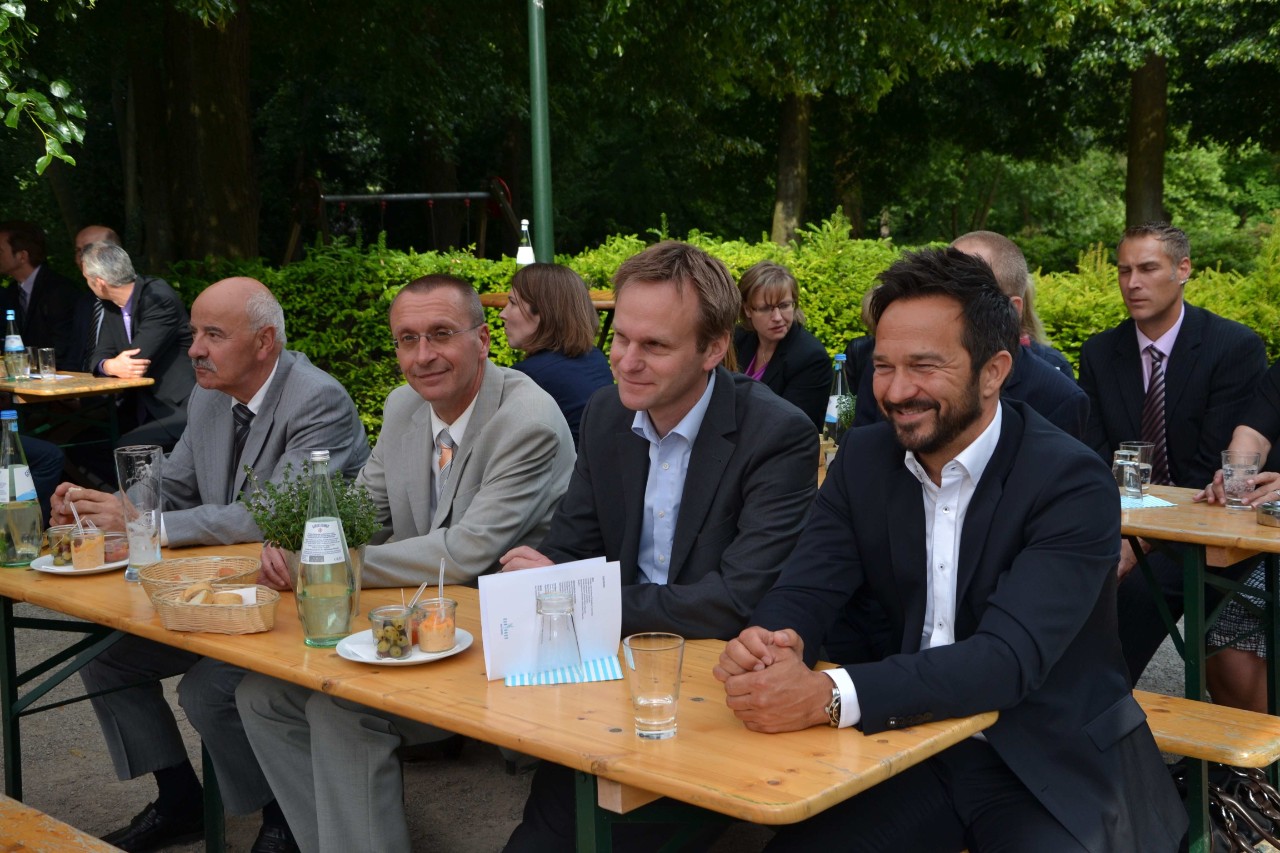 G&auml;ste der F&uuml;nfundzwanzigjahrfeier der vdek-Landesvertretung Nordrhein-Westfalen sitzen an Tischen