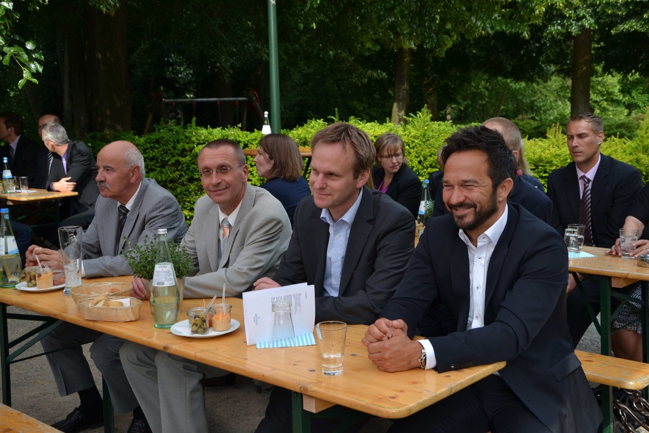 G&auml;ste der F&uuml;nfundzwanzigjahrfeier der vdek-Landesvertretung Nordrhein-Westfalen sitzen an Tischen