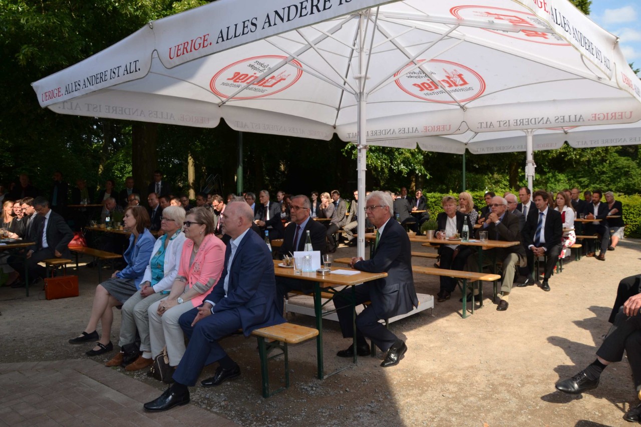 Blick auf die an Tischen sitzenden G&auml;ste der F&uuml;nfundzwanzigjahrfeier der vdek-Landesvertretung Nordrhein-Westfalen