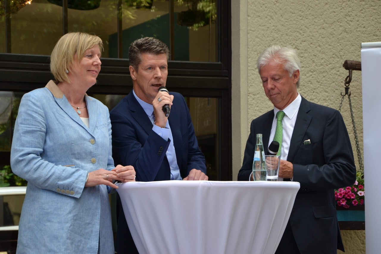 Ulrike Elsner (Vorstandsvorsitzende des vdek) mit Heiner Beckmann (BARMER) und G&uuml;nter van Aalst (TK)