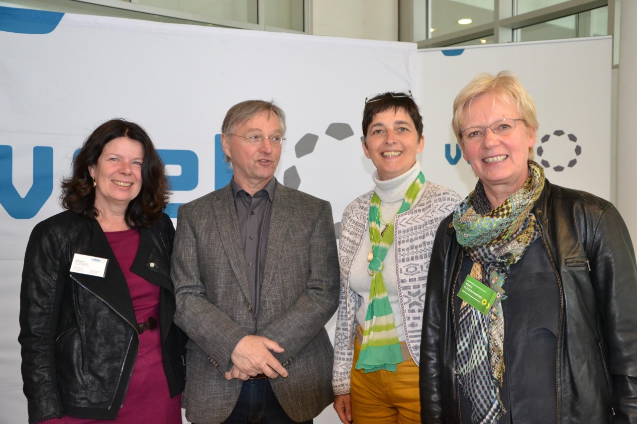 (v.l.n.r.) Frau Averesch und Herr S&uuml;llwold (vdek) mit Gesundheitsministerin Barbara Steffens und MdB Klein-Schmeinck
