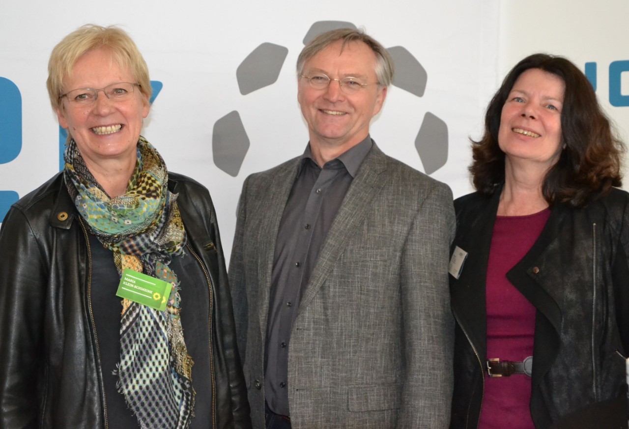 MdB Maria Klein-Schmeink, Michael S&uuml;llwold und Sigrid Averesch stehen vor einem vdek-Banner