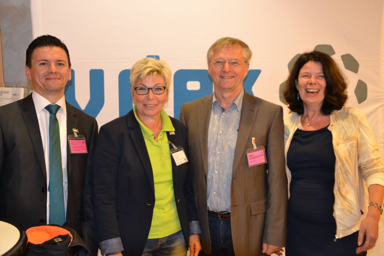 (v.l.n.r.) Joao Rodrigues (BARMER GEK), Landtagspr&auml;sidentin Carina G&ouml;decke, Michael S&uuml;llwold (stellv. Leiter des vdek NRW) und Sigrid Averesch (Pressesprecherin des vdek NRW)