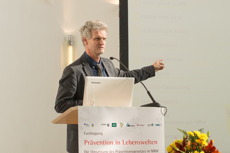 Gerhard Herrmann vom Landesgesundheitsministerium am Rednerpult