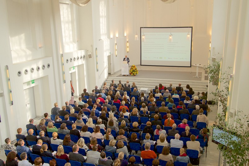 Blick in den voll besetzen Zuschauersaal