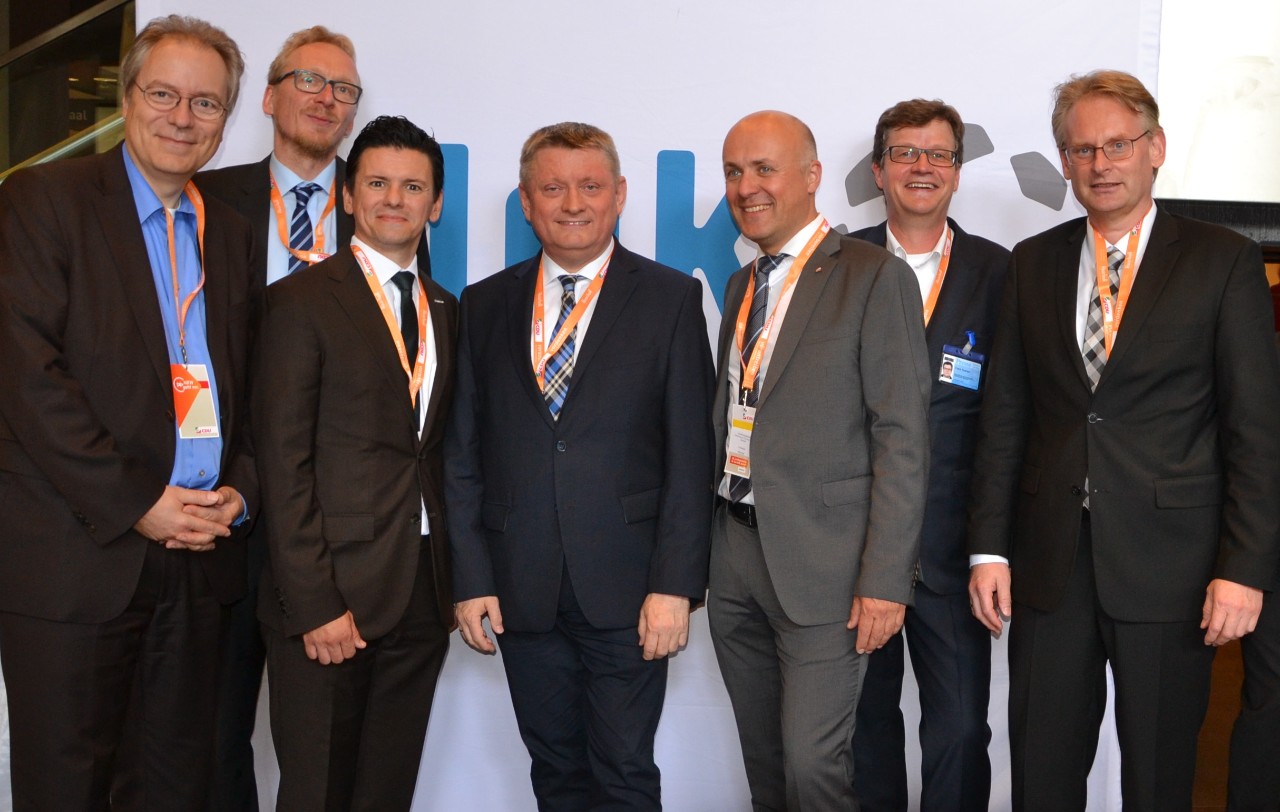 Foto vom CDU Landesparteitag 2016: v.l.n.r. R&uuml;diger Gutt (TK), Dirk Ruiss (vdek), Jo&atilde;o Rodrigues (BARMER GEK), Gesundheitsminister Hermann Gr&ouml;he, Dr. Mathias H&ouml;schel (Gesundheitspolitischer Arbeitskreis -GPA- der CDU NRW),  Frank Rudolph (GPA) und Thomas Wingerath (Novartis)