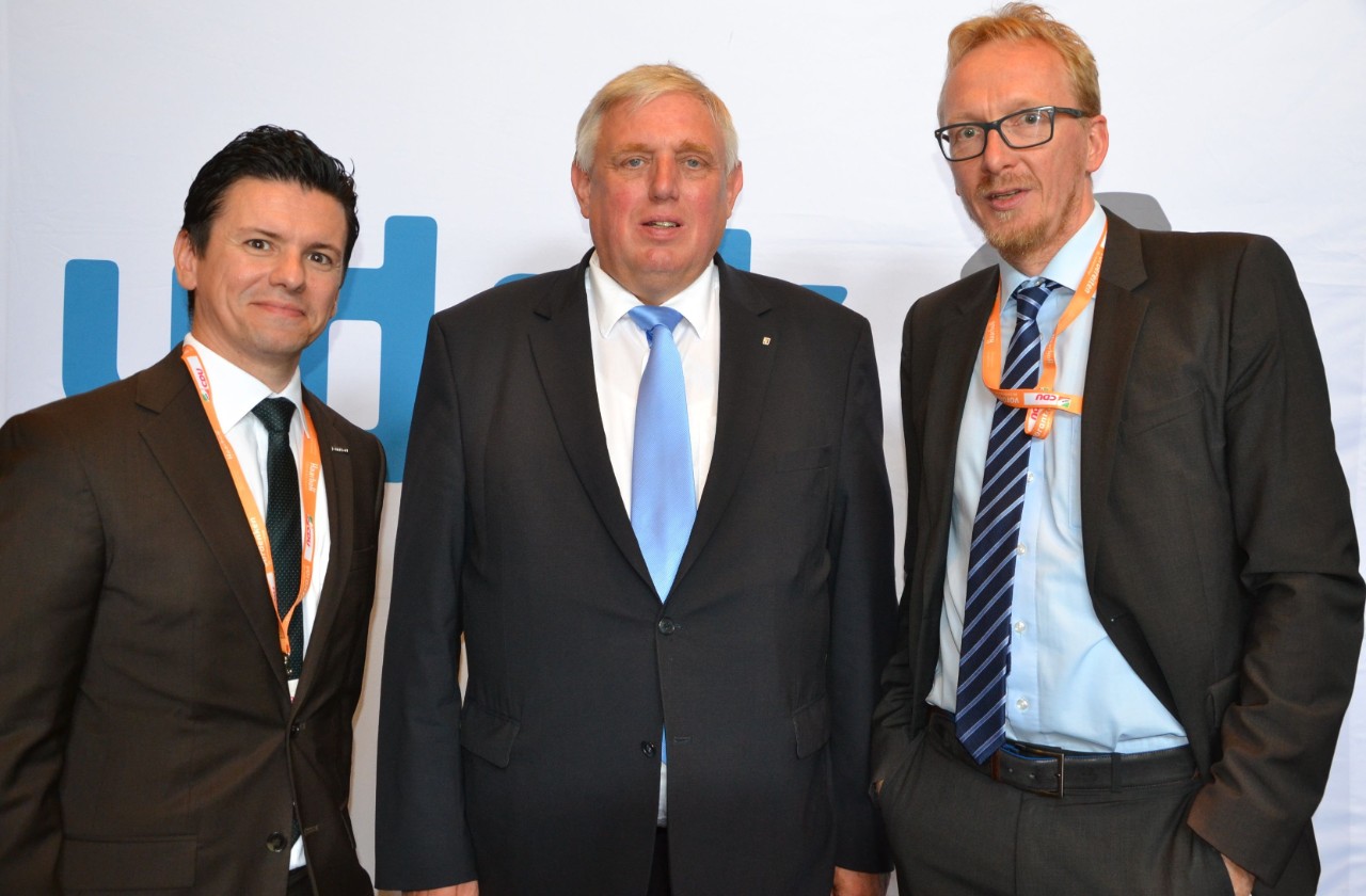 Foto: beim CDU Landesparteitag am 11.6.16 v.l.n.r. Joao Rodrigues (BARMER GEK), Karl-Josef Laumann (Patientenbeauftragter der Bundesregierung) und Dirk Ruiss (vdek NRW)