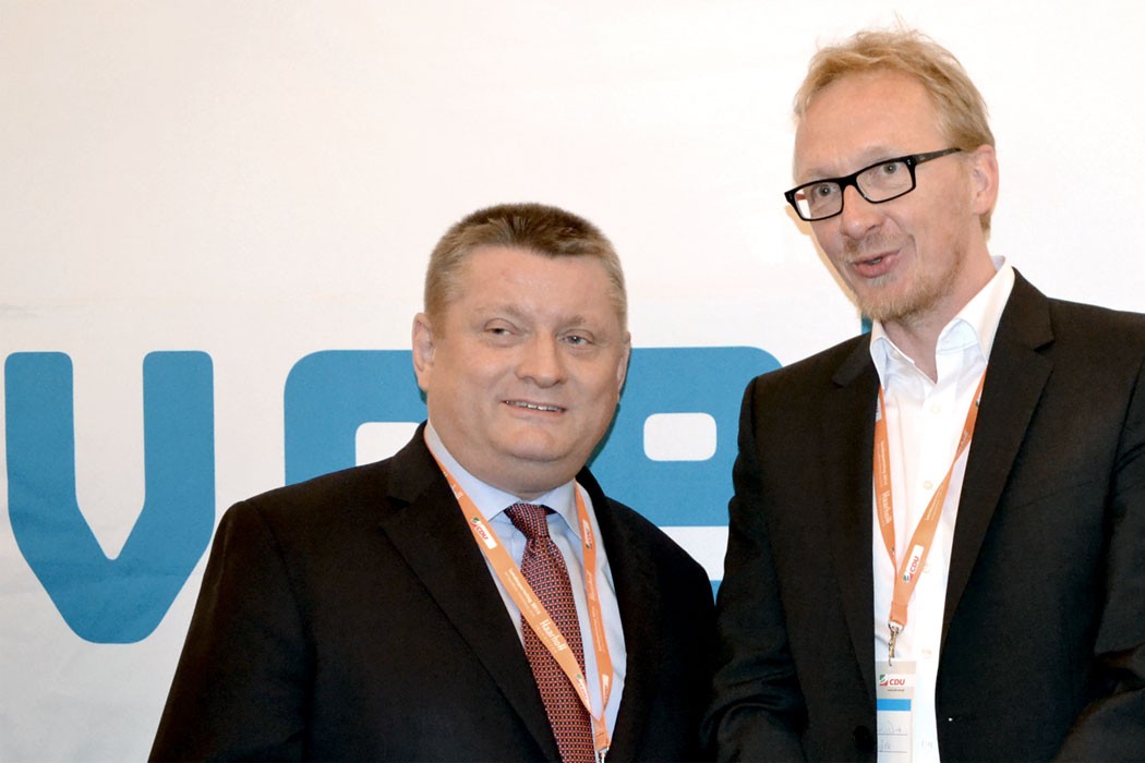 Bundesgesundheitsminister Hermann Gröhe und vdek-Leiter Dirk Ruiss vor einem vdek-Banner