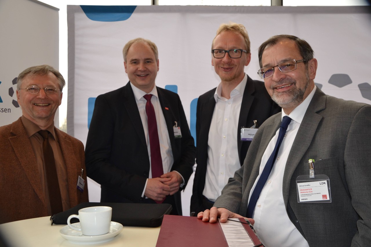 v.l.n.r.) Michael S&uuml;llwold (vdek), Matthias Blum (Gesch&auml;ftsf&uuml;hrer der Krankenhausgesellschaft NRW), Dirk Ruiss (vdek) und Michael Scheffler (Landtagsabgeordneter und Sprecher der SPD Fraktion im Ausschuss f&uuml;r Arbeit, Gesundheit und Soziales)
