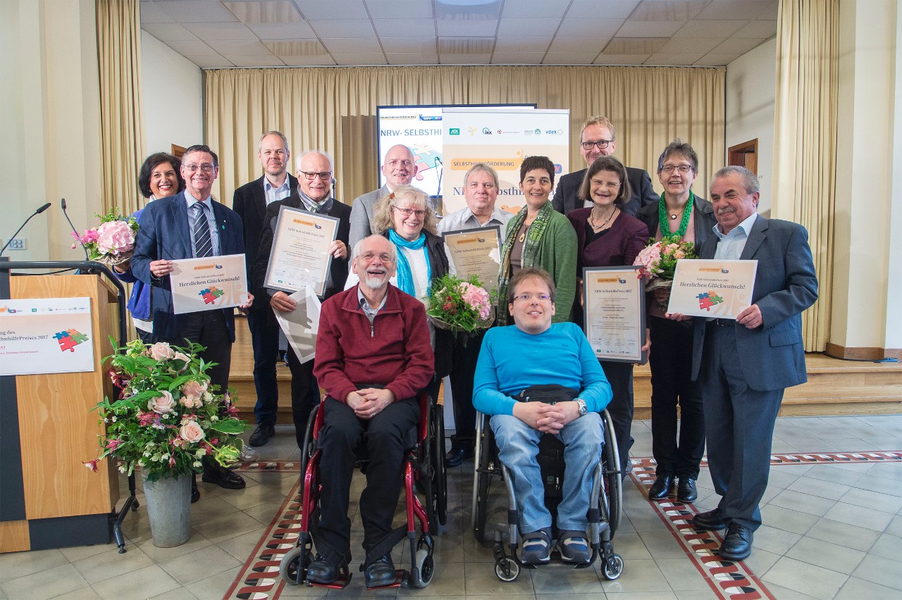 NRW Gesundheitsministerin Barbara Steffens und Dirk Ruiss vom vdek mit einer Menschengruppe NRW Gesundheitsministerin Barbara Steffens und Dirk Ruiss vom vdek mit einer Menschengruppe