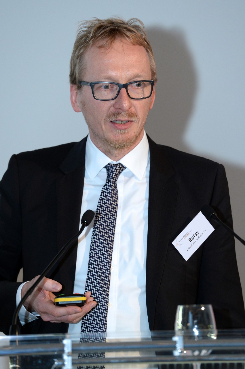 Dirk Ruiss vom vdek am Rednerpult