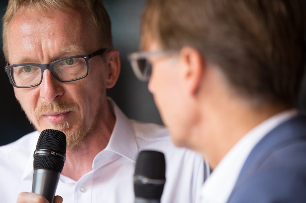 Dirk Ruiss, Leiter der vdek Landesvertretung NRW mit Moderator Peter Gro&szlig;mann