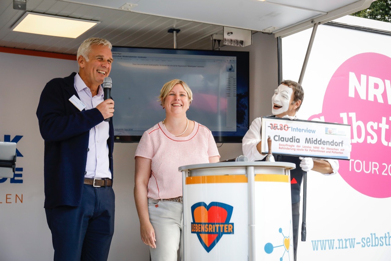 Die Patientenbeauftragte des Landes NRW, Claudia Middendorf, f&uuml;hlte sich sichtlich wohl beim Gespr&auml;ch mit Moderator Hartmut Glittenberg und Pantomime Pomorin.