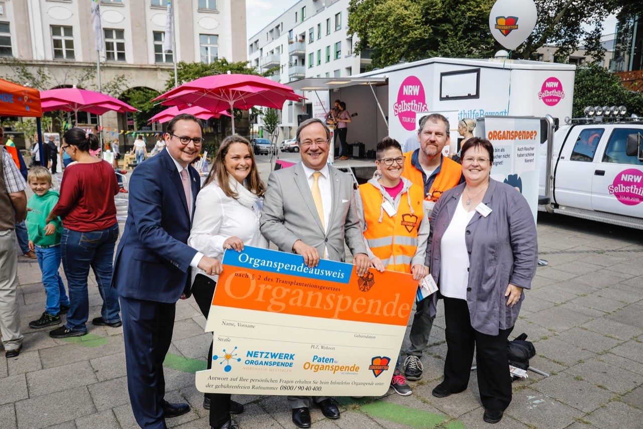 Der Ministerpr&auml;sident Armin Laschet (Mitte) und der Oberb&uuml;rgermeister der Stadt Essen, Thomas Kufen (li) besuchten den Info-Stand des Netzwerkes Organspende NRW