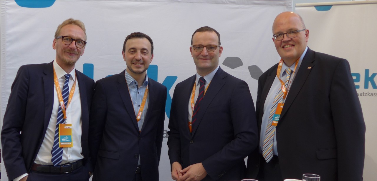 (v.l.n.r.) Dirk Ruiss (vdek), Paul Ziemiak (Bundesvorsitzender der Jungen Union), Jens Spahn (Gesundheitsminister) Klaus Overdiek (DAK-Gesundheit)