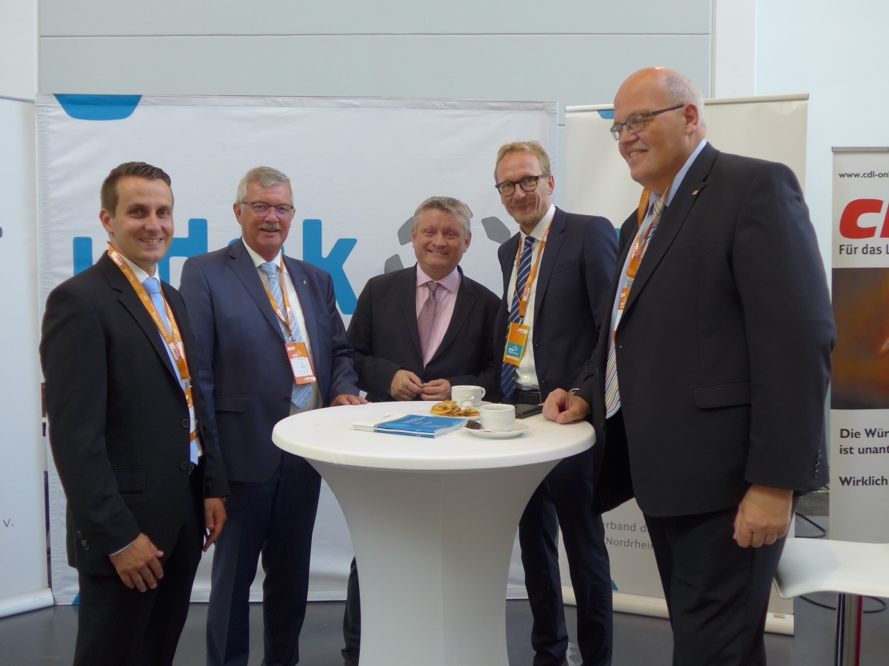 u.a. mit dem ehemaligen Bundesgesundheitsminister Herrmann Gr&ouml;he (mitte)