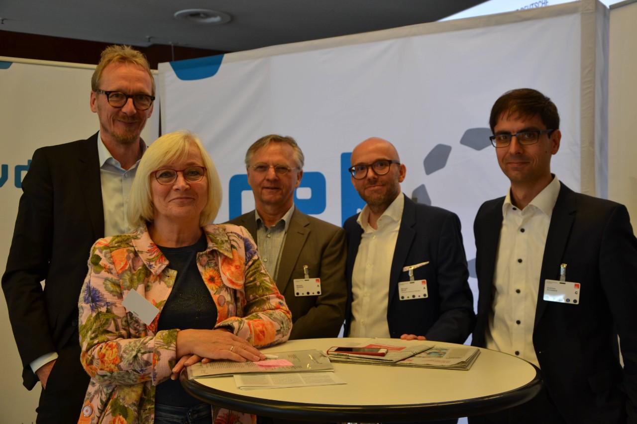 (v.l.n.r.) Dirk Ruiss (vdek), Heike Gebhard (Landtagsabgeordnete und Vorsitzende des Gesundheitsausschusses), Michael S&uuml;llwold und Michael Mruck (vdek) und Andreas Reinwand (BARMER)
