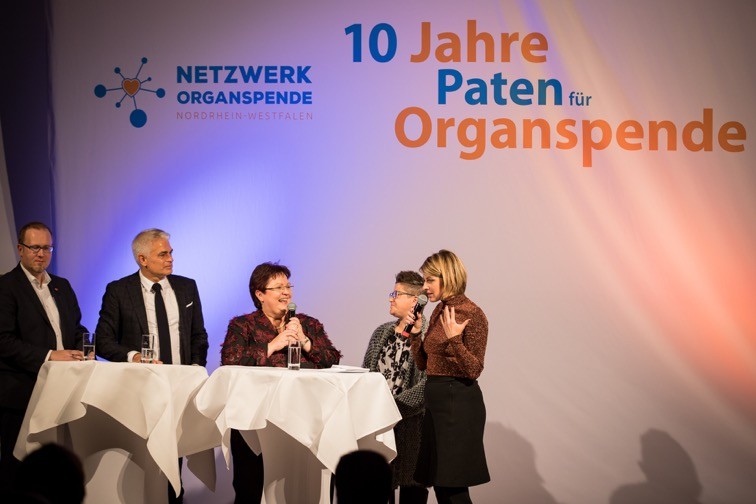 (v.l.n.r.) Stefan Palmowski (Projektleiter der ersten Stunde), Dr. Gero Frings (Sprecher der AG der Transplantationsbeauftragten), B&auml;rbel Br&uuml;nger (vdek), Claudia Krogul (Sprecherin des Netzwerkes Organspende NRW) und Moderatorin Sabine Heinrich