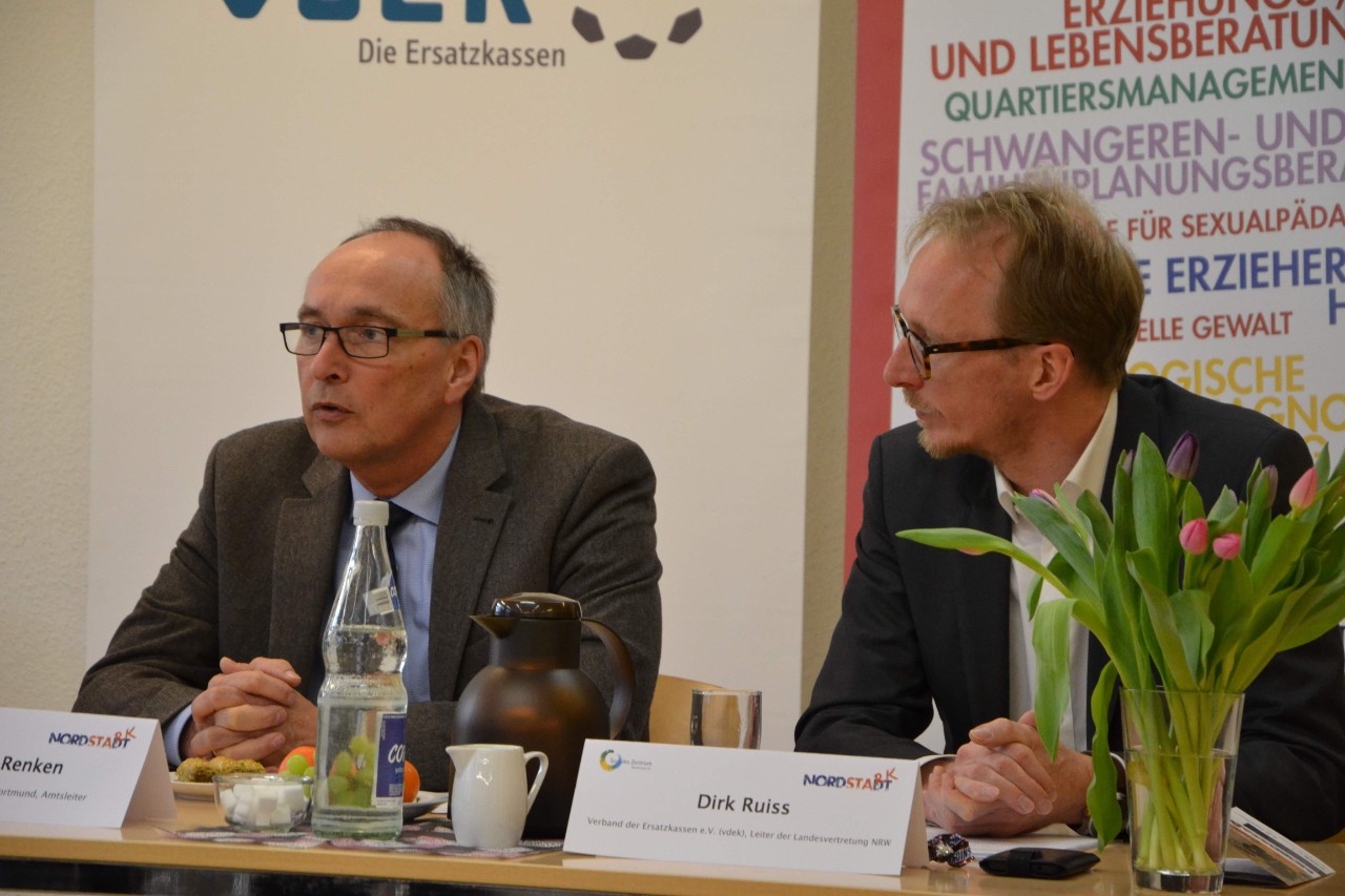 Dr. Renken vom Gesundheitsamt Dortmund und Dirk Ruiss vom vdek NRW auf dem Podium Dr. Renken vom Gesundheitsamt Dortmund und Dirk Ruiss vom vdek NRW auf dem Podium