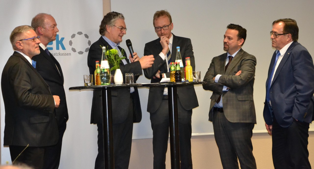 (v.l.n.r.) Dr. Frank Bergmann (KV Nordrhein), Jochen Brink (KGNW), Moderator J&uuml;rgen Zurheide, Dirk Ruiss (vdek), Helmut Watzlawik (MAGS) und Dr. Gerhard Nordmann (KVWL).