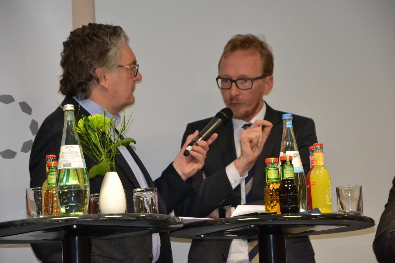 Moderator J&uuml;rgen Zurheide mit Dirk Ruiss vom vdek NRW
