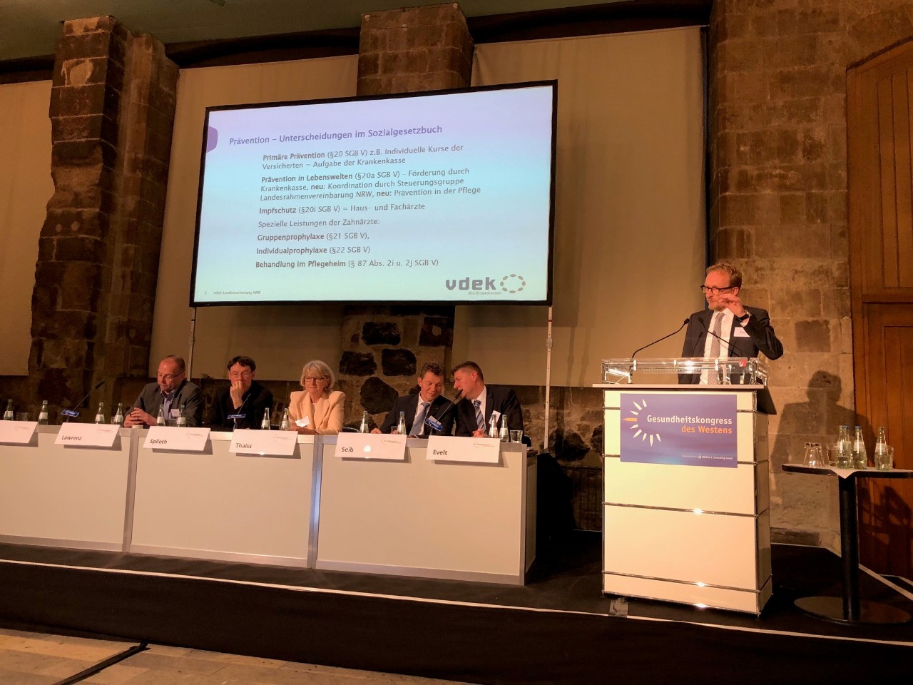 Dirk Ruiss vom vdek am Rednerpult auf dem Gesundheitskongress 