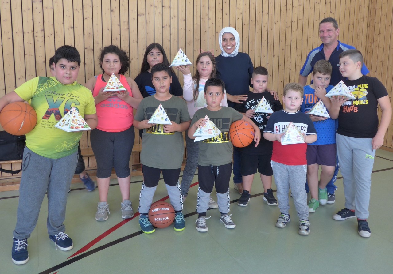 Kinder mit ihren gebastelten Ern&auml;hrungspyramide 