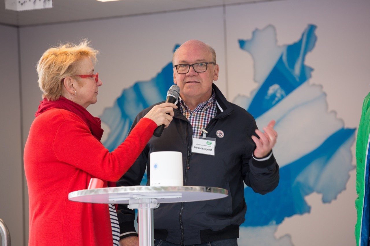 Moderatorin Benninghoven mit einen m&auml;nnl. Interviewpartner