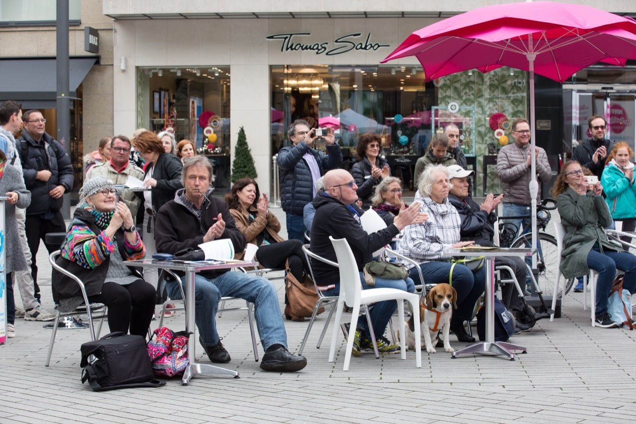 Zuschauerinnen und Zuschauer sitzende und stehend