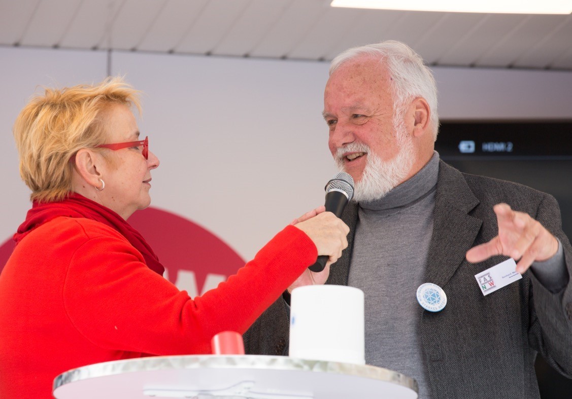 Moderatorin Benninghoven und Reinhard Metz vom Fachausschuss Sucht im Interview