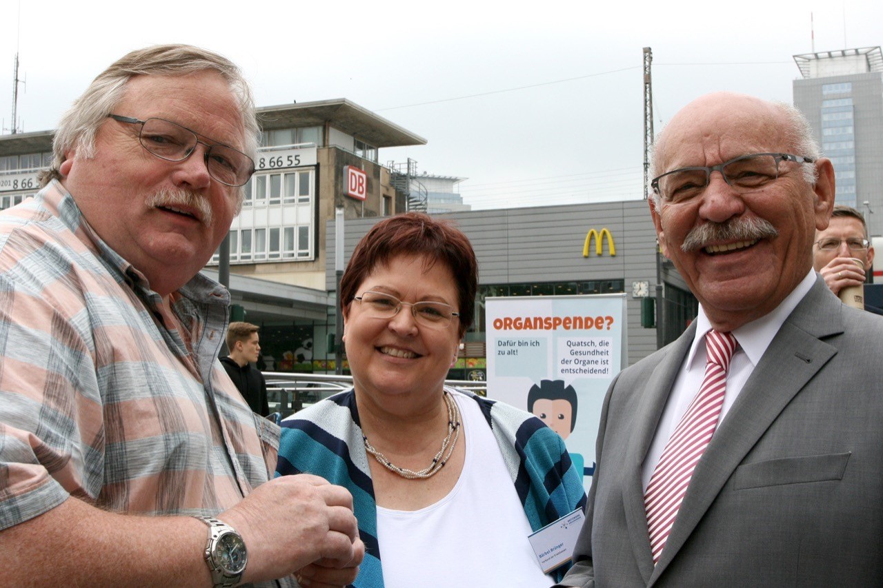 B&auml;rbel Br&uuml;nger vom vdek NRW mit  mit dem 1. B&uuml;rgermeister der Stadt Essen (re) Rudolf Jelinek (SPD) und Siegfried Brandenburg (i) einer der Organisatoren des Fu&szlig;ballturniers &bdquo;Kick f&uuml;r&acute;s Leben&ldquo;.  Das Turnier f&uuml;r U19 Mannschaften der 1. und 2. Bundesliga findet vom 27.-29.7.18 in Essen zugunsten des Themas Organspende statt (Sportpark am Hallo, Essen). 
