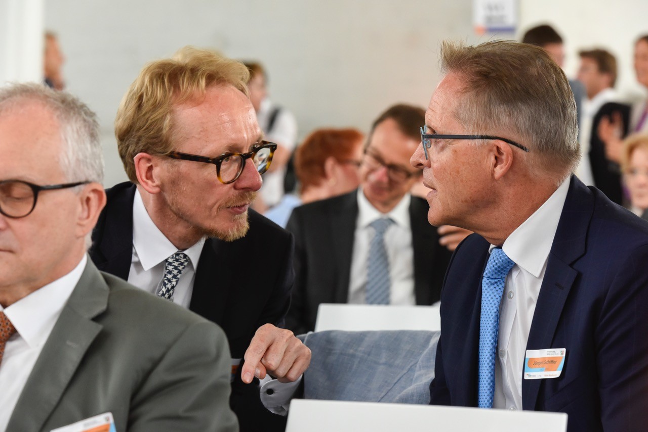Dirk Ruiss (li, vdek) im Gespr&auml;ch mit J&uuml;rgen Schiffer (MAGS NRW)