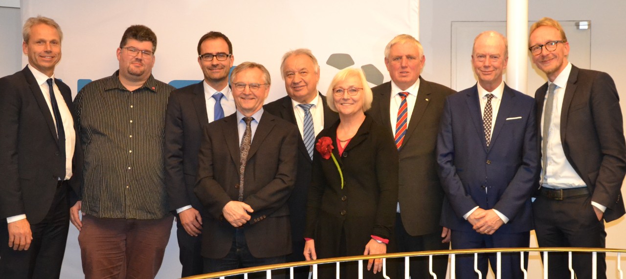 (v.l.n.r.): Dr. Dirk Albrecht (Contilia GmbH), Jan von Hagen (ver.di NRW), Prof. Dr. Ansgar W&uuml;bker (Leibniz Institut f&uuml;r Wirtschaftsforschung), Michael S&uuml;llwold (vdek NRW), Dr. Theodor Windhorst (&Auml;rztekammer WL), Heike Gebhard (Vorsitzende des Gesundheitsausschusses im Landtag NRW), Karl-Josef Laumann (NRW Gesundheitsminister), Jochen Brink (Krankenhausgesellschaft) und Dirk Ruiss (vdek NRW)